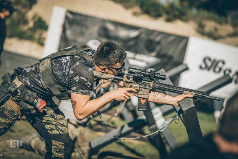 Rifle SIG en barricada en The Tactical Games