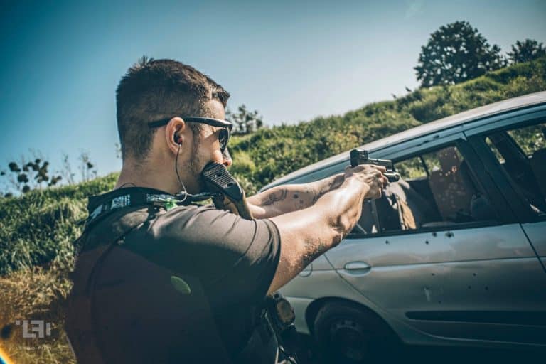 Tiro con pistola desde coche en The Tactical Games