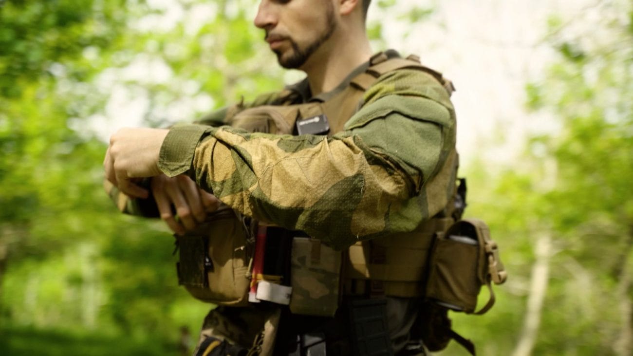 Combat shirt de airsoft con torso elástico y mangas de camuflaje