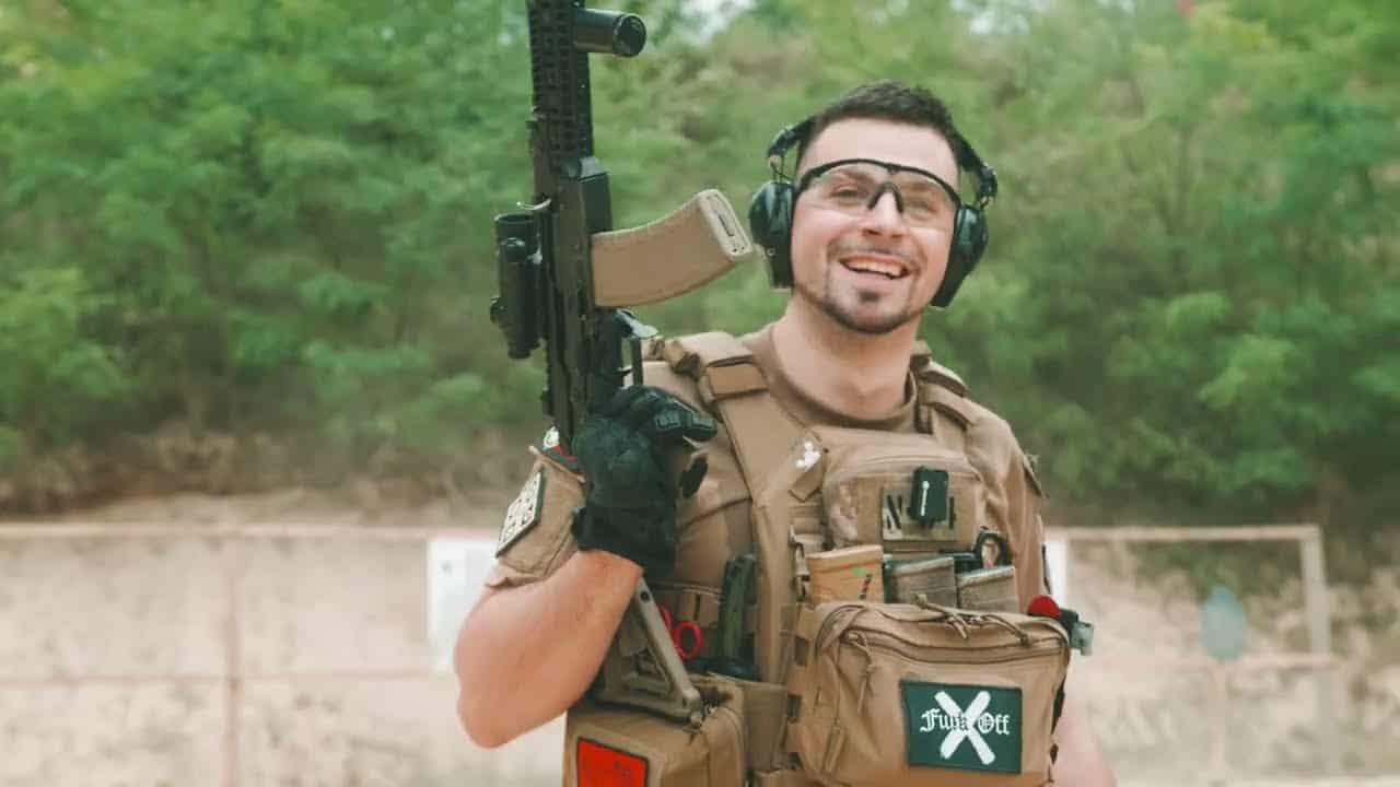 Aritz en una galería de tiro de Polonia con un fusil al hombro