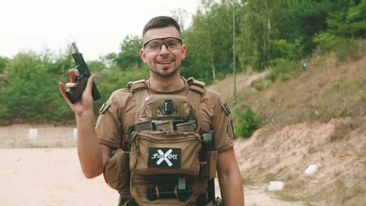 Aritz con una pistola en la mano en una galería de tiro