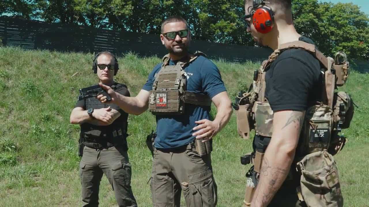 Instructor de tiro explicando en una galería al aire libre